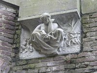 904855 Afbeelding van de lantaarnconsole De Roos van beeldhouwer J. Bürgi in de werfmuur van de Oudegracht Utrecht, ter ...